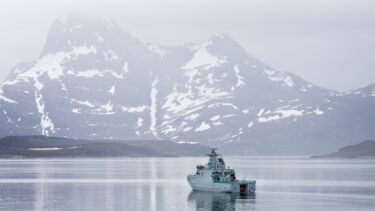 Inspektionsfartøjet HDMS Ejnar Mikkelsen patruljerer i farvandene omkring Grønland