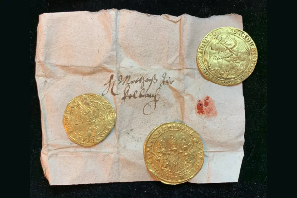 Guldmønter indpakket i papir