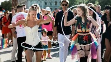 To kvinder, der bruger hulahop-ringe ved Pride Paraden i Stokholm, 2019