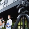 En journalist interviewer en ekspert