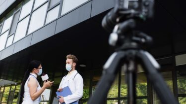 En journalist interviewer en ekspert