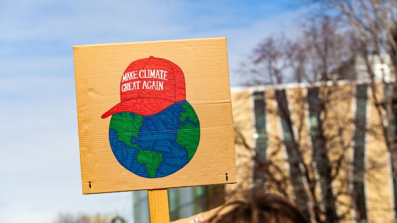 En klimademonstration med et skilt af en 'Make Climate Great Again' hat