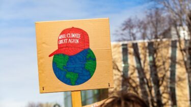 En klimademonstration med et skilt af en 'Make Climate Great Again' hat