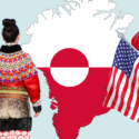 Kvinde i grønlandsk klædedragt står foran illustration af Grønland samt det danske og det amerikanske flag