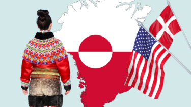 Kvinde i grønlandsk klædedragt står foran illustration af Grønland samt det danske og det amerikanske flag