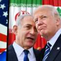 To mænd i jakkesæt står tæt sammen og ser ud til at tale sammen med det amerikanske, iranske og israelske flag i baggrunden. Billedet formidler temaer som diplomati eller politisk diskussion.