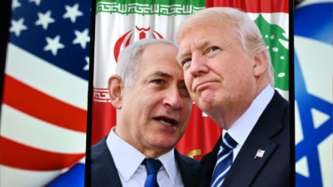 To mænd i jakkesæt står tæt sammen og ser ud til at tale sammen med det amerikanske, iranske og israelske flag i baggrunden. Billedet formidler temaer som diplomati eller politisk diskussion.