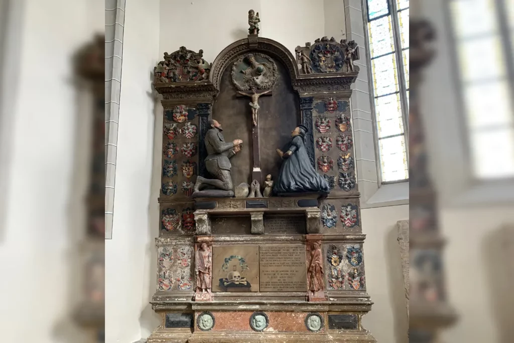 En knælende statue af en greve og en grevinde