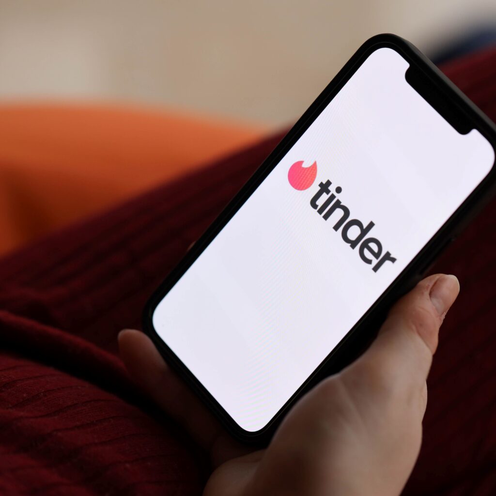 En telefon med datingappen Tinder