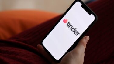 En telefon med datingappen Tinder