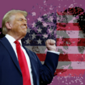 Trump foran et verdenskort med det amerikanske flag henover