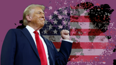 Trump foran et verdenskort med det amerikanske flag henover