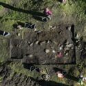På Skumsnes i Fitjar i det sydlige Norge har arkæologer udgravet tre rige kvindegrave fra vikingetiden. Men de mener, at der kan være i alt 20 grave på dette sted