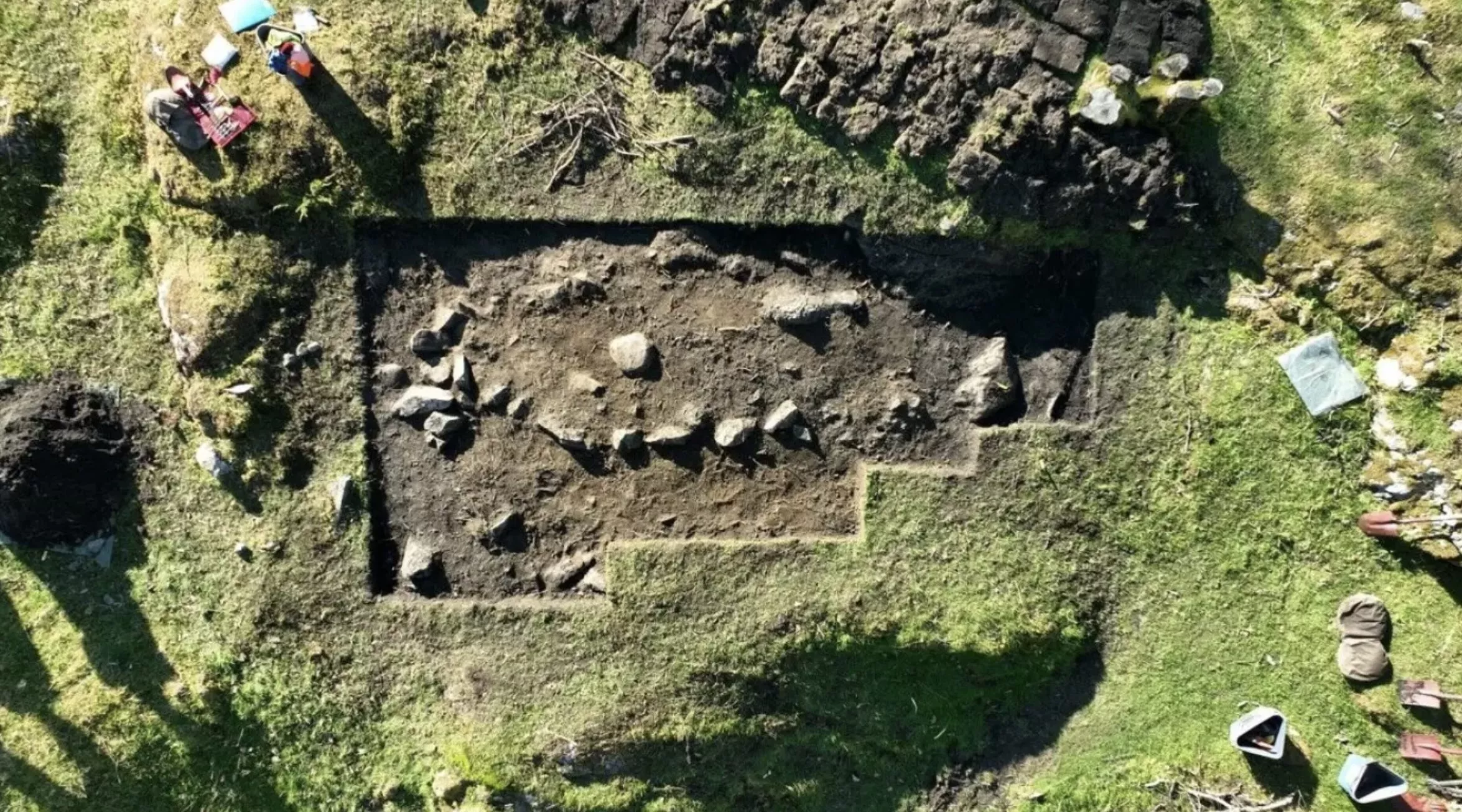 Bådgraven set fra oven. Stenene er i en bådformation. I midten er en større sten, der symboliserer masten. Og måske endda kvinden selv