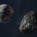 Asteroide med Jorden i baggrunden