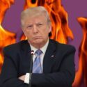 Donald Trump står foran flammer