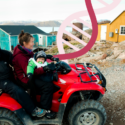 grønlandsk familie sidder på en ATV