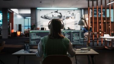 Kvinde lytter til musik på arbejdet