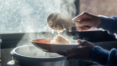 person-tager-ris-på-sin-tallerken