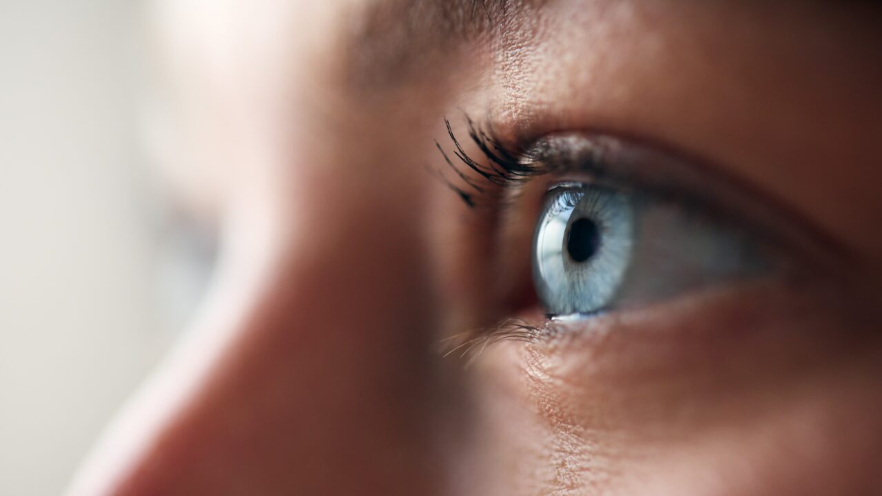 Macrofoto af et øje med tydelig pupil