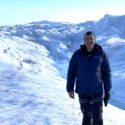 Shfaqat Abbas Khan står på en gletsjer