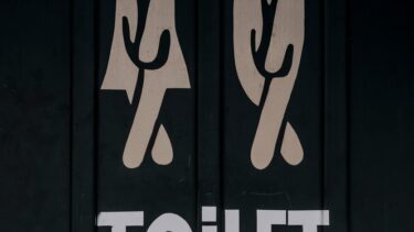 Illustration af piktogrammer på en toiletdør