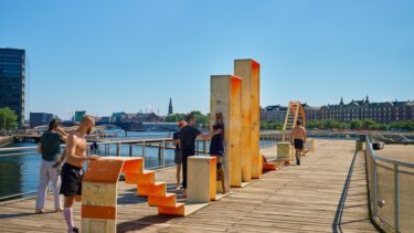 Mænd træner på badebro i København