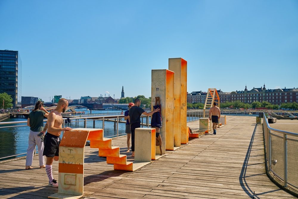 Mænd træner på badebro i København