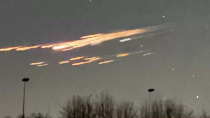 foto af rumskrot, der brænder på himlen