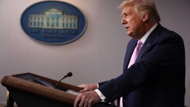 Donald Trump taler ved et pressemøde