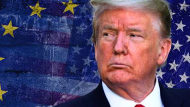 Trump skuler foran EU's og det amerikanske flag