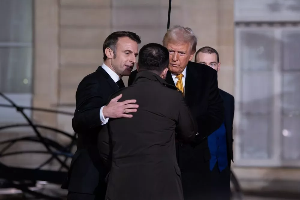 Trump giver hånd til Zelensky, mens Macron holder en hånd på den ukrainske præsidents skulder