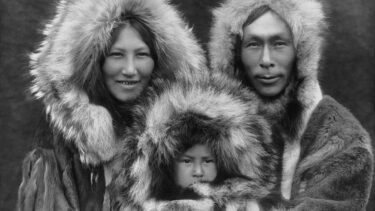 Et billede af en inuit-familia i 1929
