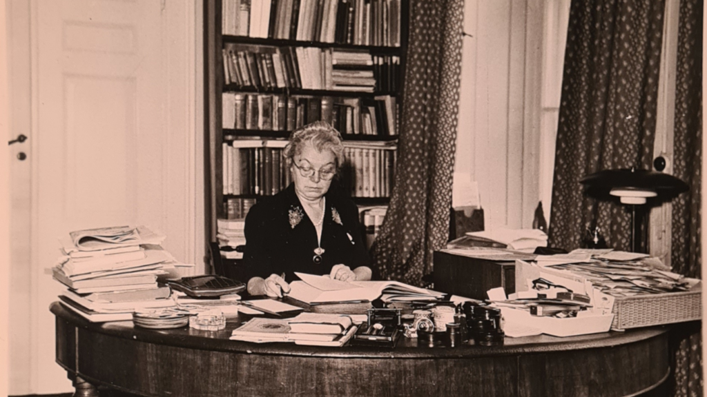 Julie Vinter Hansen på kontor
