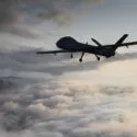 En militærdrone på himlen