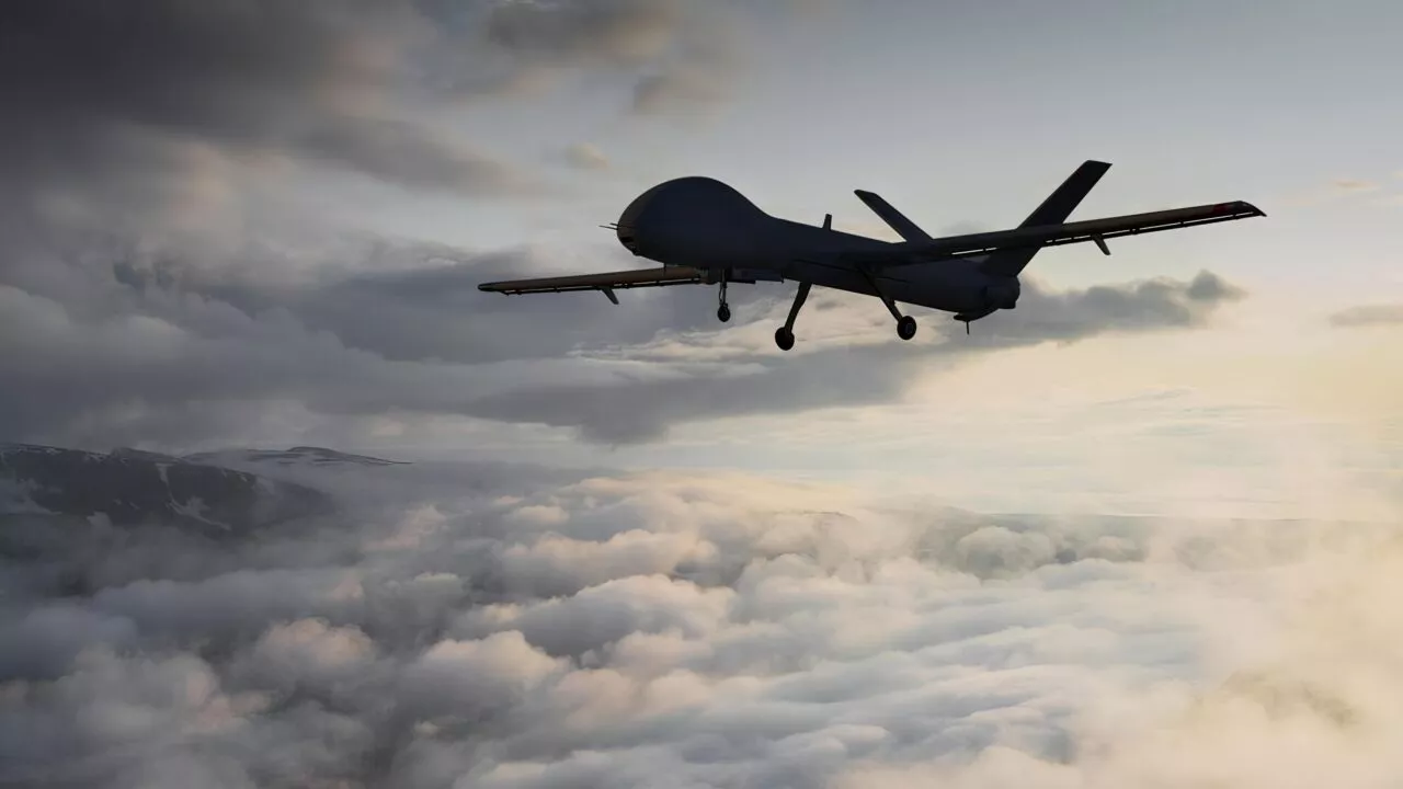 En militærdrone på himlen