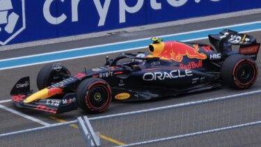 Racekøreren Sergio Perez i RB18 gør klar til start ved Miami GP i 2022.