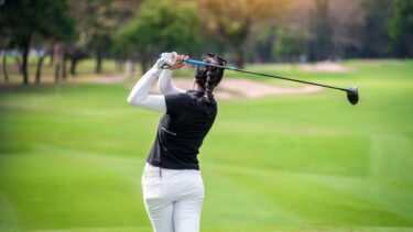 Kvinde spiller golf