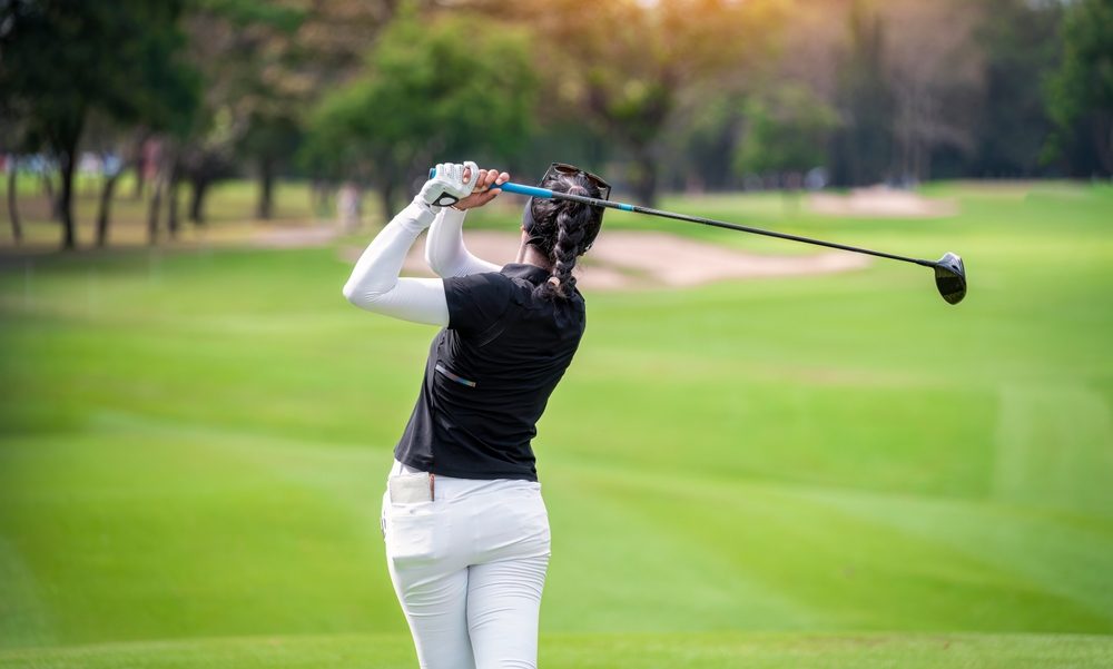 Kvinde spiller golf