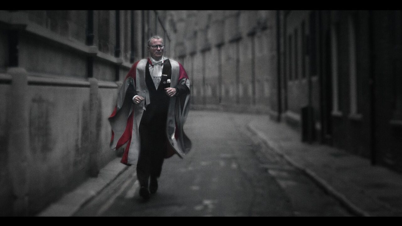 Eske Willerslev løber henad en gade