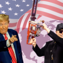 Musk og Trump foran det amerikanske flag, der drysser ned over et verdenskort
