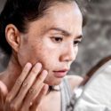 asiatisk kvinde kigger i spejl