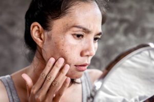 asiatisk kvinde kigger i spejl