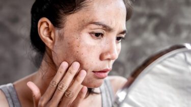asiatisk kvinde kigger i spejl