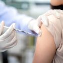 En person får en vaccine af en læge