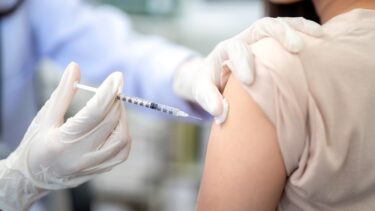En person får en vaccine af en læge