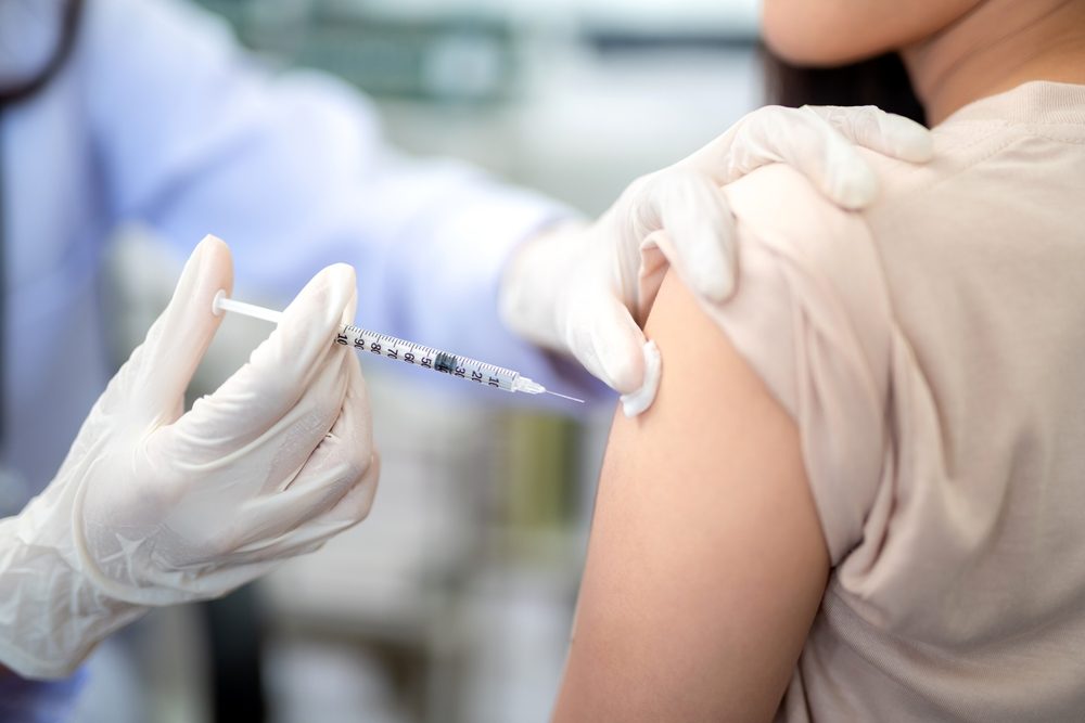 En person får en vaccine af en læge
