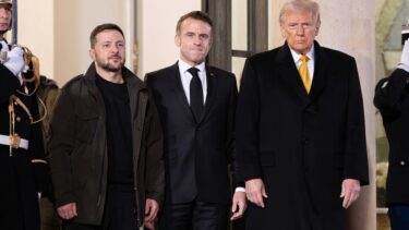 Trump, Zelenskyj og Trump ved siden af hinanden til møde i Paris