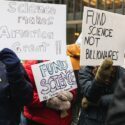 Protester mod nedskæringer på forskningsområdet i USA