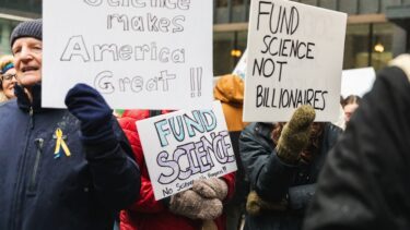 Protester mod nedskæringer på forskningsområdet i USA